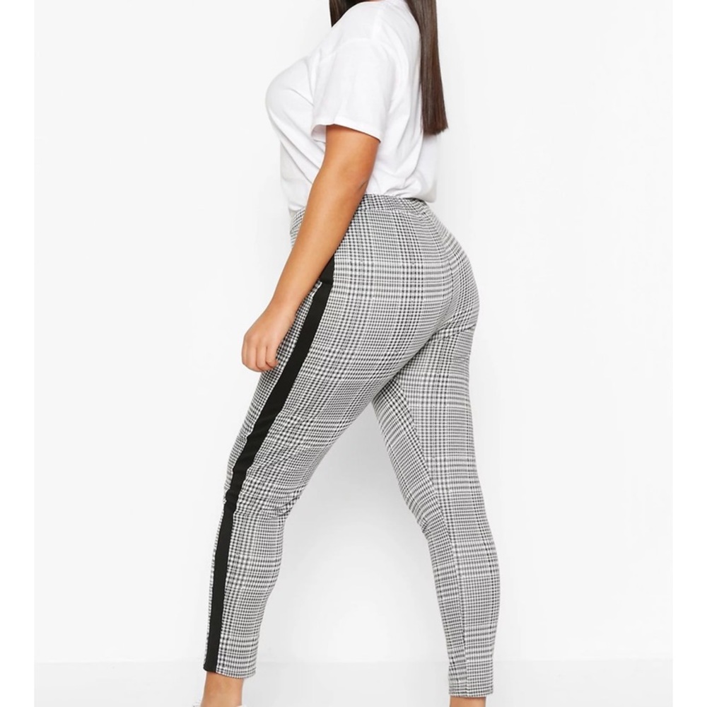 Boohoo Plus contrast check jacquard treggings